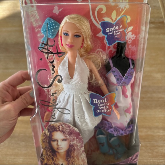 Taylor Swift Sundress Medley Fashion Doll - Picture 4 of 8
